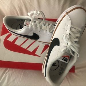 Nike Court Legacy size 6 youth, equivalent approximately to a women’s 7.5. White